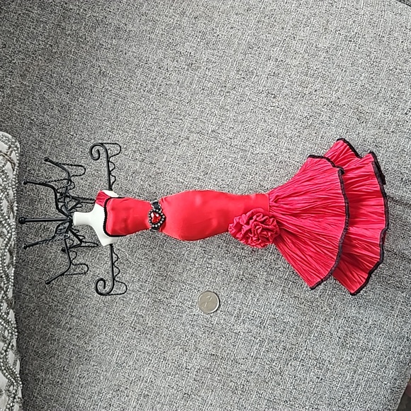 Jewelry stand. Red dress mannequin - Picture 5 of 7